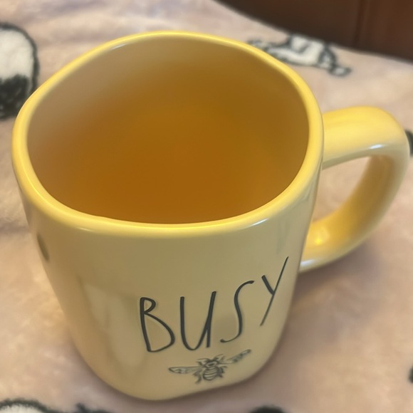 RAE DUNN BUSY ๐ (BEE) LIGHT YELLOW MUG NWT - Picture 2 of 4